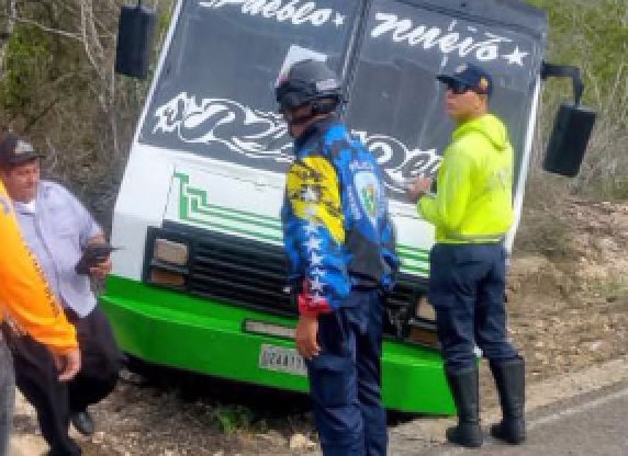 Buseta sufrió una falla mecánica en Falcón