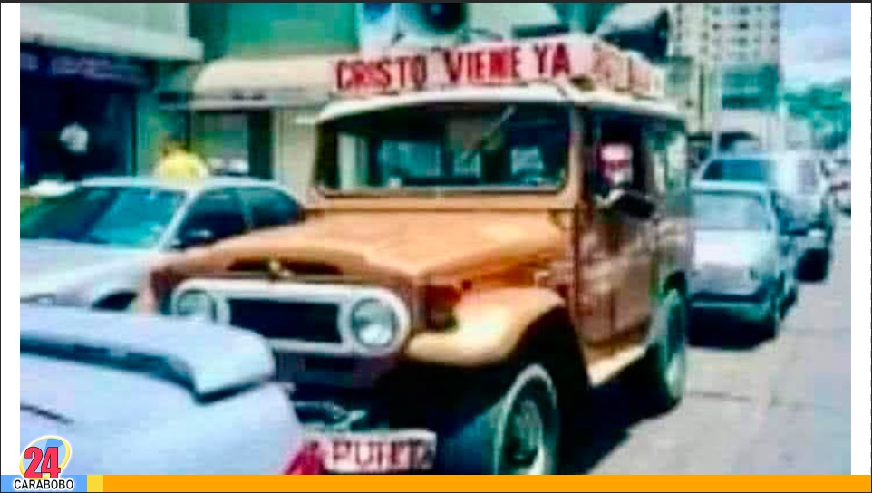 señor que predicaba en un Toyota marrón