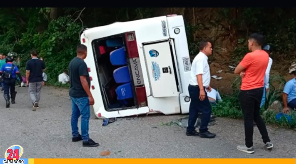 Volcamiento de una buseta en la Autopista Valencia Puerto Cabello