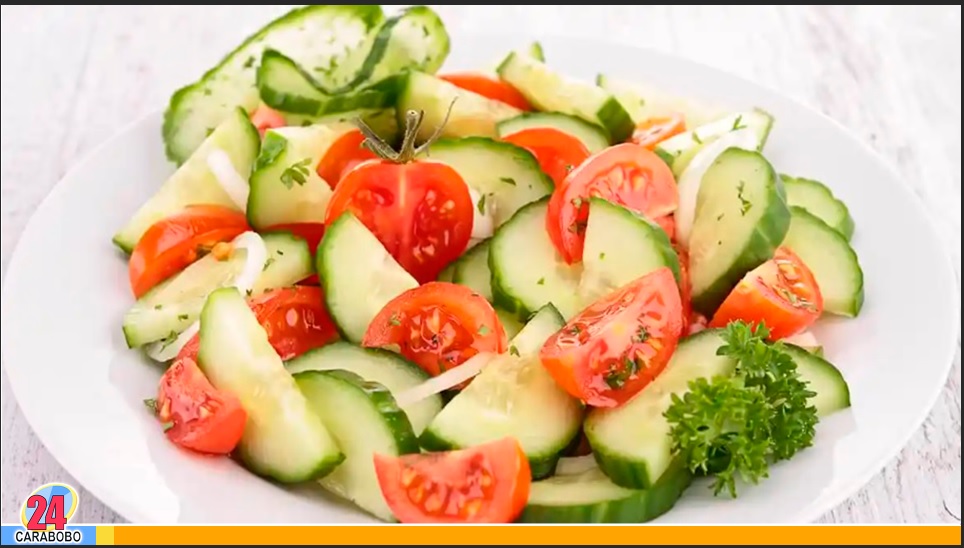 Ensalada de lechuga, tomate y pepino