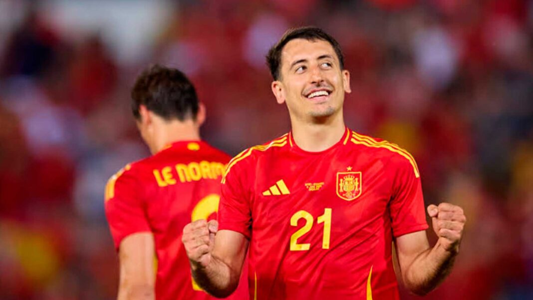 Mikel Oyarzabal con la camiseta roja de la selección nacional de España