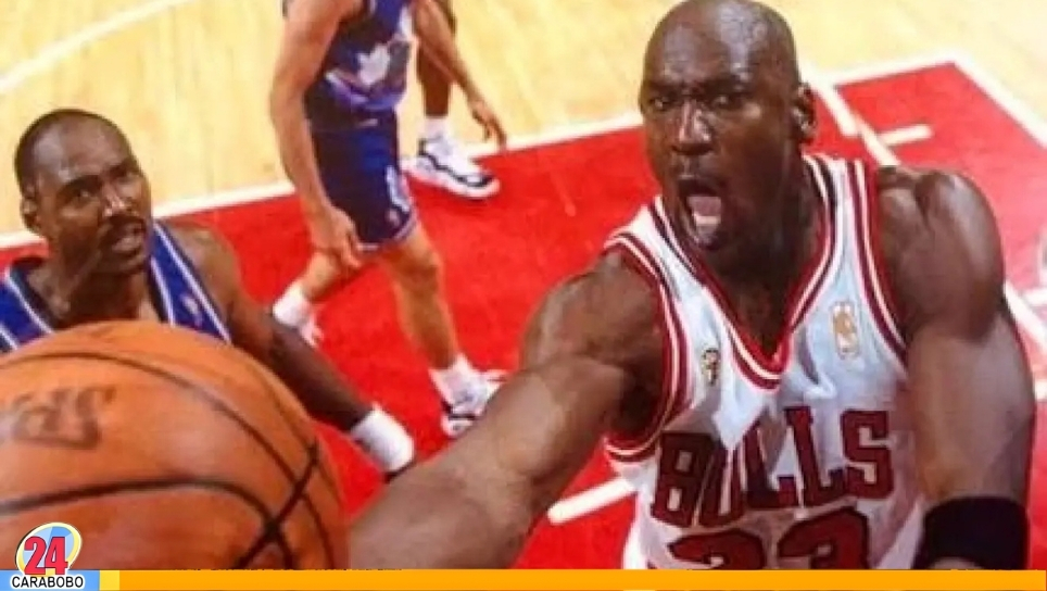 El legendario uniforme blanco pertenece a las finales de la temporada noventa y ocho disputadas frente al conjunto de Utah Jazz.