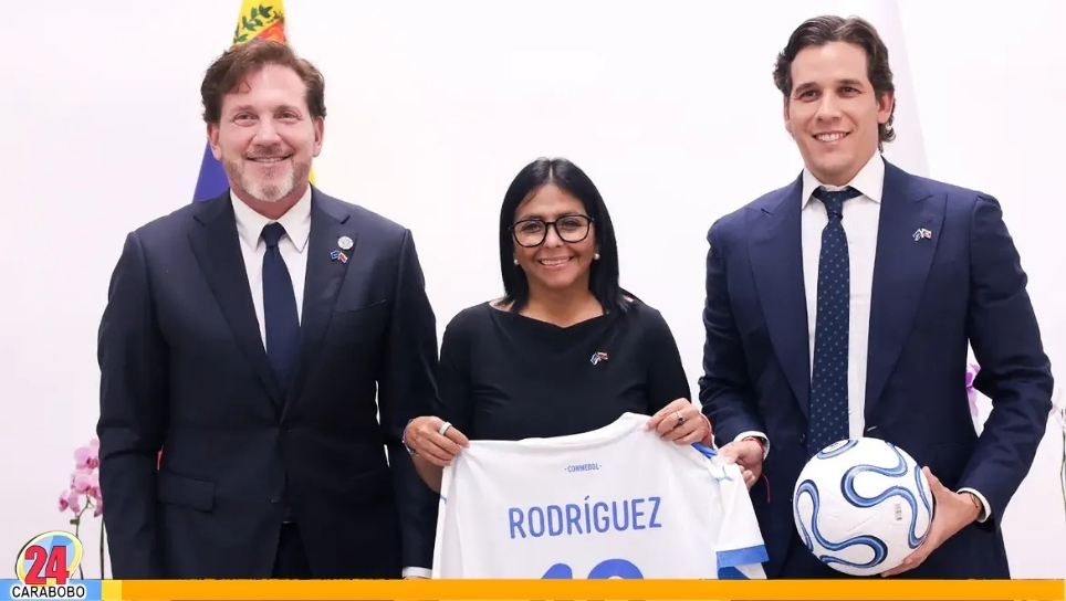 Delcy Rodríguez con Presidente de la CONMEBOL