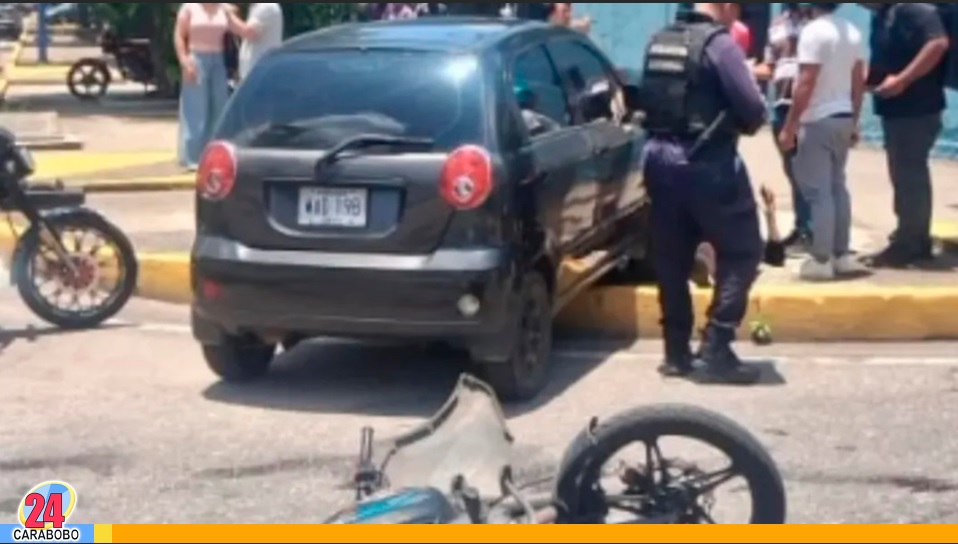 Colisión de moto y vehículo en la avenida Bolívar norte
