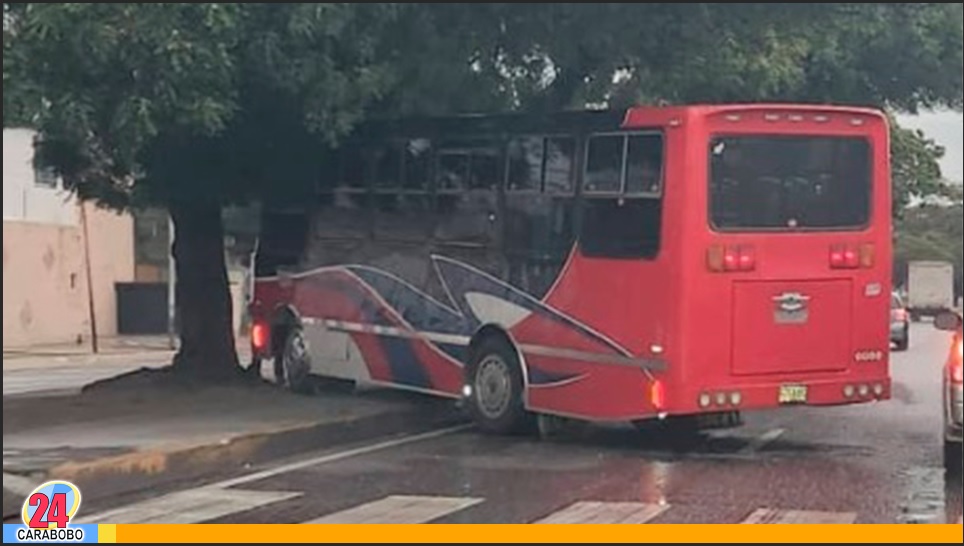 Buseta en Turmero impactó contra un árbol