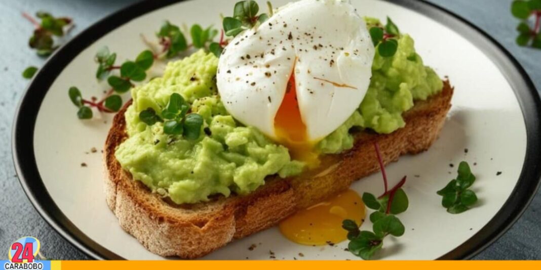 tostadas aguacate huevo poyado