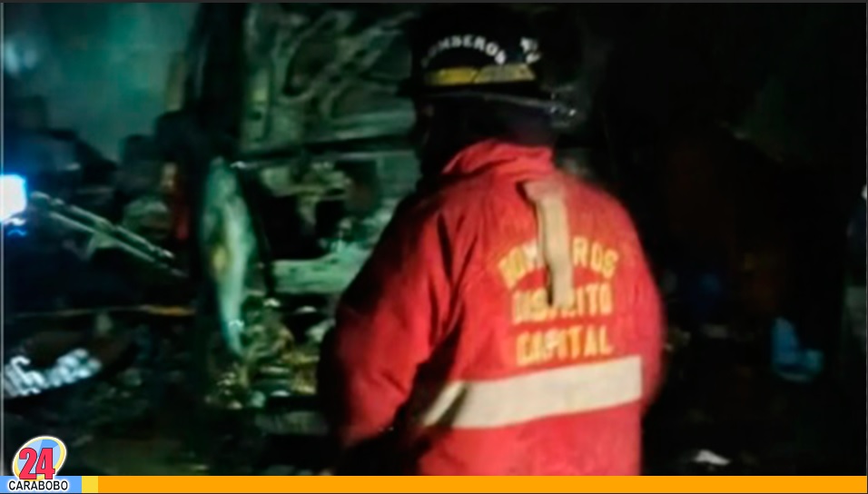 Incendio de un vehículo en Caracas