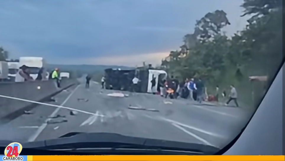 Autobús volteado con fallecidos en Portuguesa