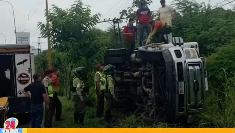 Camión volcado en Puente Bárbula