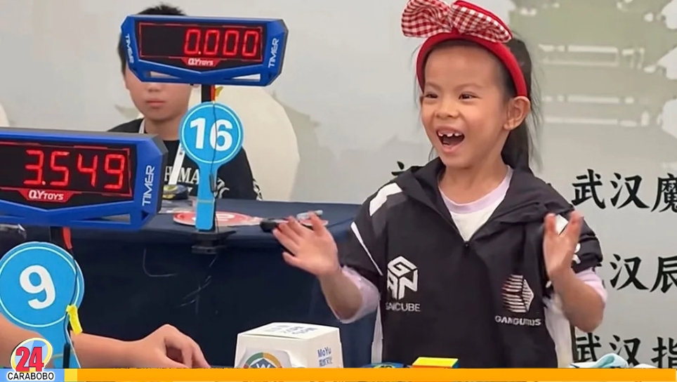 Niña china cubo de Rubik