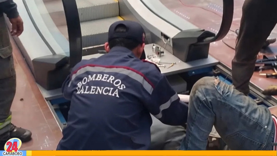 Rescataron a trabajador en escalera mecánica