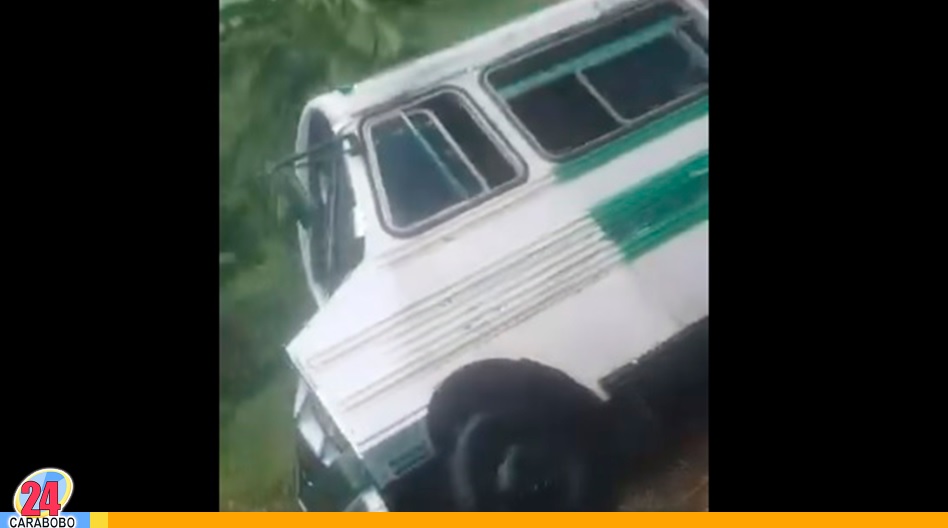 Camioneta de pasajeros quedó encunetada en carretera de Güigüe