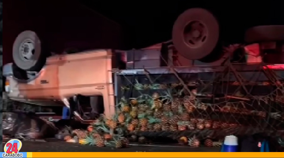Volcamiento de camión cargado de piñas en la Variante Yagua
