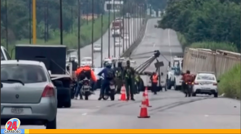 Gandola quedó encunetada en la Variante de Yagua