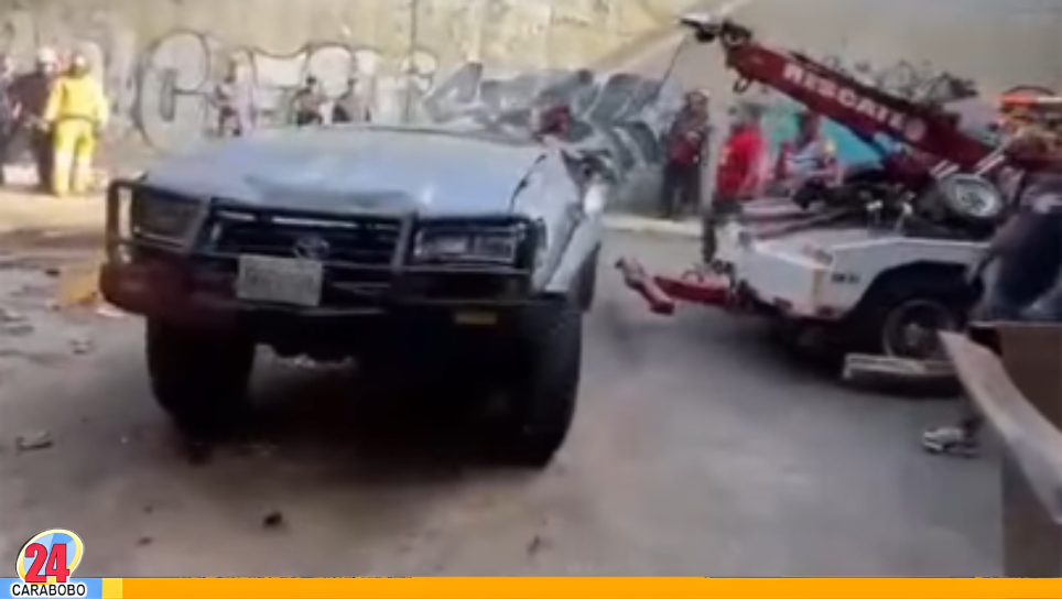 Camioneta cayó de la Cota Mil