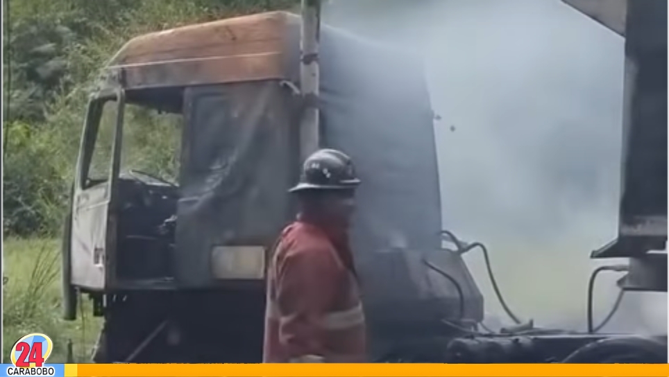 Incendio de gandola en autopista de Caracas