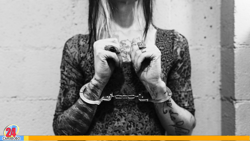 Madre detenida por trato cruel
