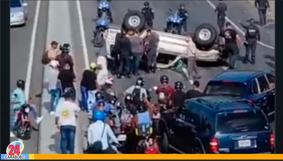 Camioneta volcó en la Autopista Caracas La Guaira