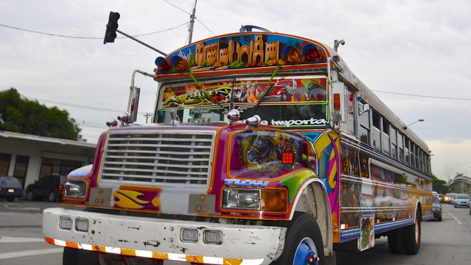 Los icónicos autobuses Diablos Rojos en Panamá
