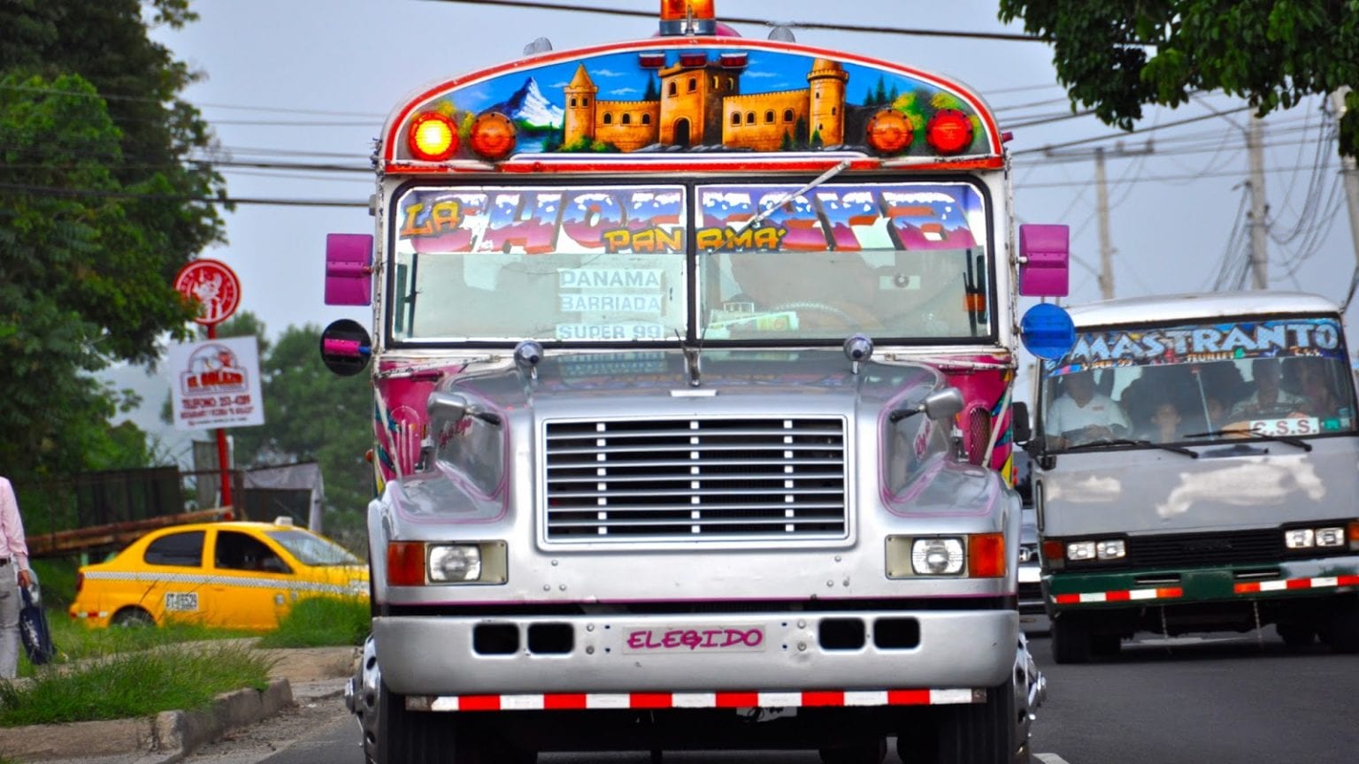 Los icónicos autobuses Diablos Rojos en Panamá